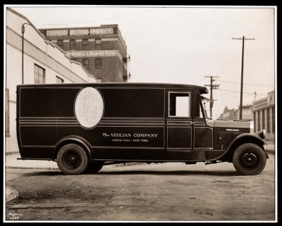 Ein Aeolian Company Pierce Arrow Lieferwagen in der 711 East 139th Street, Harlem, New York, 1926 von Byron Company